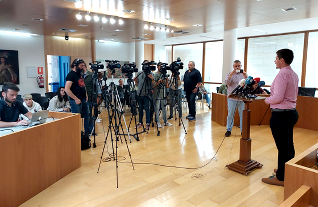 El alcalde pide “más recursos en igualdad” para evitar casos como el del profesor detenido por presuntas agresiones sexuales